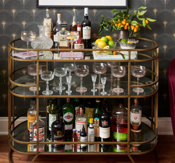 Stand jualan minuman dengan aksen tanaman hidup